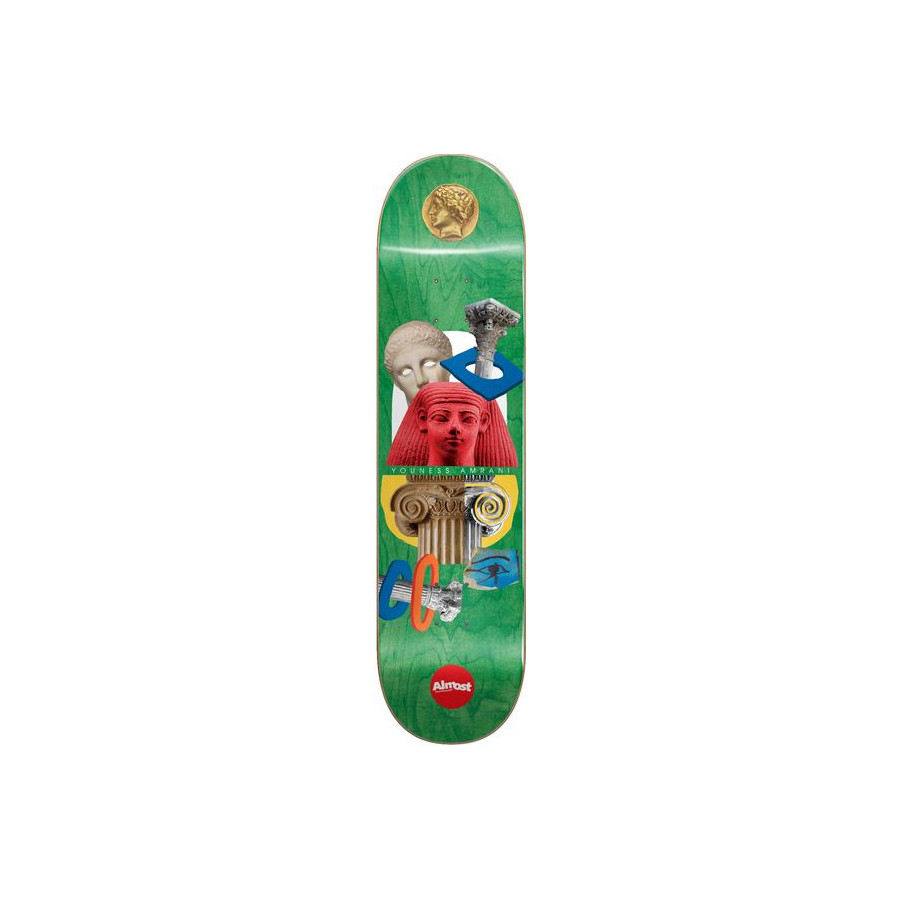 "Planche de skateboard 'Almost Relic R7 Youness Amrani Green' sur un fond vert avec des motifs de têtes de sphinx en rouge."